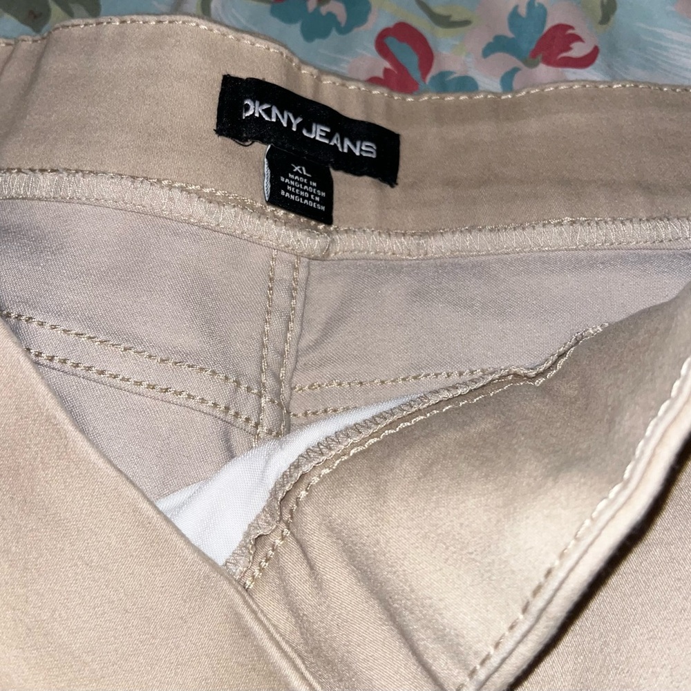 DKNY shorts XL, stretch material.